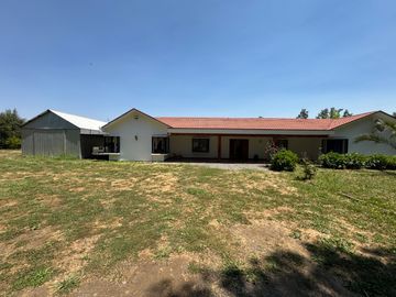Gran casa con Galpon orilla pavimento km 1.8 Coihueco Miraflores