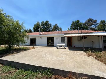 Gran casa con Galpon orilla pavimento km 1.8 Coihueco Miraflores