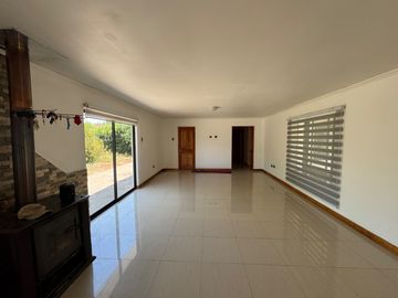 Gran casa con Galpon orilla pavimento km 1.8 Coihueco Miraflores