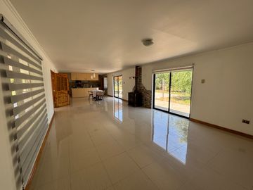 Gran casa con Galpon orilla pavimento km 1.8 Coihueco Miraflores