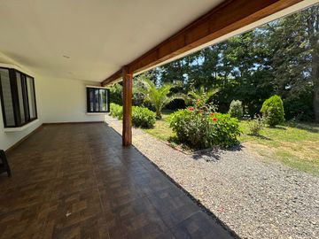 Gran casa con Galpon orilla pavimento km 1.8 Coihueco Miraflores