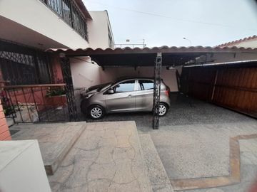 VENDO CASA EN EL ROSAL MIRAFLORES  340 MTS2