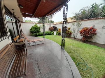 VENDO CASA EN EL ROSAL MIRAFLORES  340 MTS2