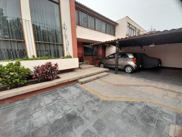 VENDO CASA EN EL ROSAL MIRAFLORES  340 MTS2