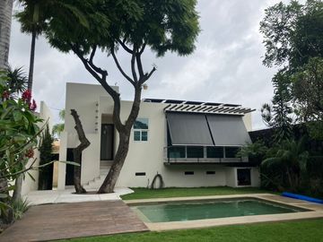 Casa con bungalow, alberca, paneles solares y vigilancia en privada | Vista Hermosa, Cuernavaca