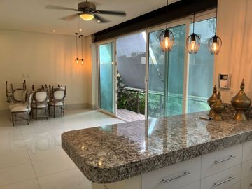 Casa con bungalow, alberca, paneles solares y vigilancia en privada | Vista Hermosa, Cuernavaca