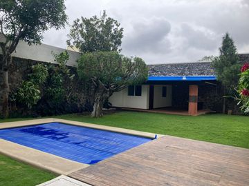 Casa con bungalow, alberca, paneles solares y vigilancia en privada | Vista Hermosa, Cuernavaca