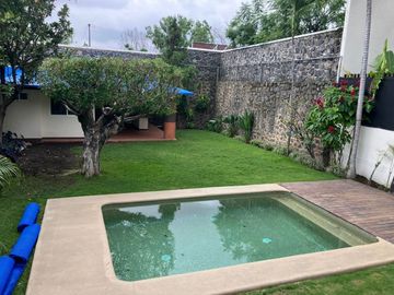 Casa con bungalow, alberca, paneles solares y vigilancia en privada | Vista Hermosa, Cuernavaca