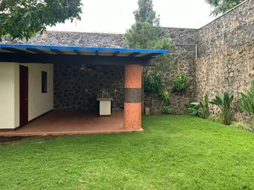 Casa con bungalow, alberca, paneles solares y vigilancia en privada | Vista Hermosa, Cuernavaca