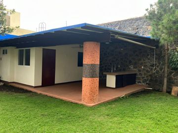 Casa con bungalow, alberca, paneles solares y vigilancia en privada | Vista Hermosa, Cuernavaca