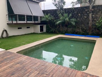 Casa con bungalow, alberca, paneles solares y vigilancia en privada | Vista Hermosa, Cuernavaca