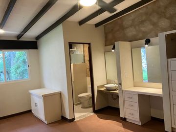 Casa con bungalow, alberca, paneles solares y vigilancia en privada | Vista Hermosa, Cuernavaca