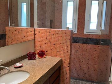Casa con bungalow, alberca, paneles solares y vigilancia en privada | Vista Hermosa, Cuernavaca