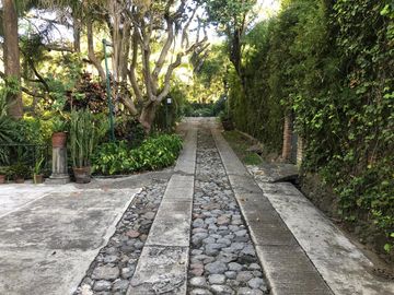 Propiedad con 2 casas independientes, alberca y amplio jardín en zona fresca al norte de Cuernavaca