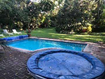 Propiedad con 2 casas independientes, alberca y amplio jardín en zona fresca al norte de Cuernavaca