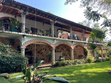Propiedad con 2 casas independientes, alberca y amplio jardín en zona fresca al norte de Cuernavaca
