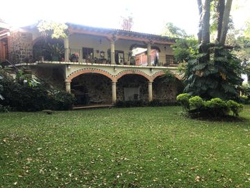 Propiedad con 2 casas independientes, alberca y amplio jardín en zona fresca al norte de Cuernavaca