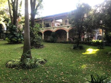 Propiedad con 2 casas independientes, alberca y amplio jardín en zona fresca al norte de Cuernavaca