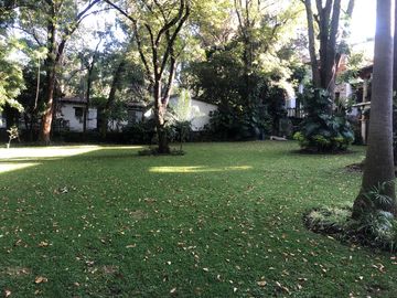 Propiedad con 2 casas independientes, alberca y amplio jardín en zona fresca al norte de Cuernavaca