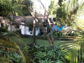 Propiedad con 2 casas independientes, alberca y amplio jardín en zona fresca al norte de Cuernavaca