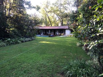 Propiedad con 2 casas independientes, alberca y amplio jardín en zona fresca al norte de Cuernavaca