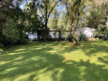Propiedad con 2 casas independientes, alberca y amplio jardín en zona fresca al norte de Cuernavaca