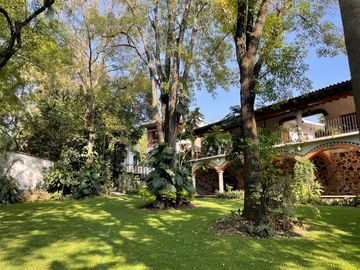 Propiedad con 2 casas independientes, alberca y amplio jardín en zona fresca al norte de Cuernavaca