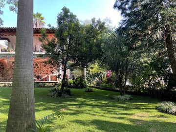 Propiedad con 2 casas independientes, alberca y amplio jardín en zona fresca al norte de Cuernavaca