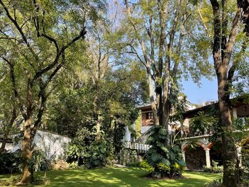 Propiedad con 2 casas independientes, alberca y amplio jardín en zona fresca al norte de Cuernavaca