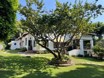 Casa con bungalow y jardín amplio en zona fresca y arbolada del norte de Cuernavaca | Estilo tradicional y espacios independientes