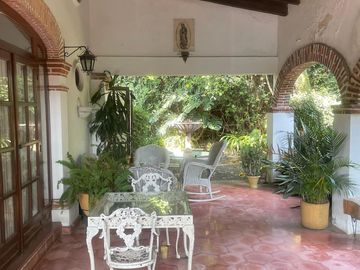 Casa con bungalow y jardín amplio en zona fresca y arbolada del norte de Cuernavaca | Estilo tradicional y espacios independientes