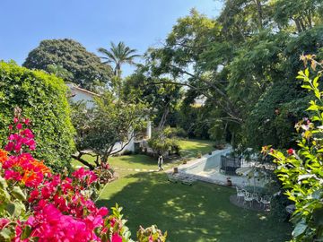 Casa con bungalow y jardín amplio en zona fresca y arbolada del norte de Cuernavaca | Estilo tradicional y espacios independientes