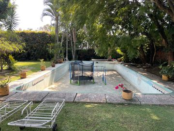 Casa con bungalow y jardín amplio en zona fresca y arbolada del norte de Cuernavaca | Estilo tradicional y espacios independientes