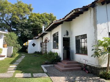 Casa con bungalow y jardín amplio en zona fresca y arbolada del norte de Cuernavaca | Estilo tradicional y espacios independientes