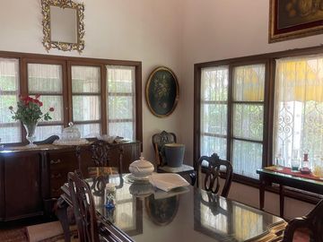 Casa con bungalow y jardín amplio en zona fresca y arbolada del norte de Cuernavaca | Estilo tradicional y espacios independientes