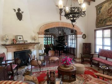 Casa con bungalow y jardín amplio en zona fresca y arbolada del norte de Cuernavaca | Estilo tradicional y espacios independientes