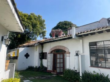 Casa con bungalow y jardín amplio en zona fresca y arbolada del norte de Cuernavaca | Estilo tradicional y espacios independientes