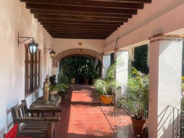 Casa con bungalow y jardín amplio en zona fresca y arbolada del norte de Cuernavaca | Estilo tradicional y espacios independientes