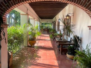Casa con bungalow y jardín amplio en zona fresca y arbolada del norte de Cuernavaca | Estilo tradicional y espacios independientes