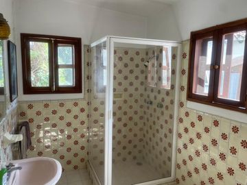 Casa con bungalow y jardín amplio en zona fresca y arbolada del norte de Cuernavaca | Estilo tradicional y espacios independientes