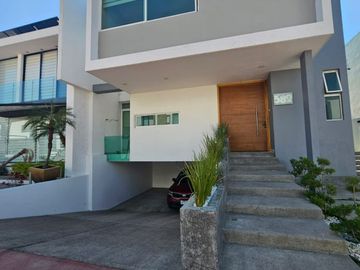 HERMOSA CASA EN VENTA EN LA RIOJA, SANTA ANITA.