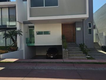 HERMOSA CASA EN VENTA EN LA RIOJA, SANTA ANITA.