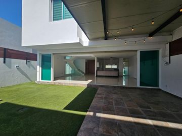 HERMOSA CASA EN VENTA EN LA RIOJA, SANTA ANITA.