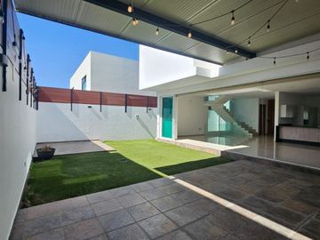 HERMOSA CASA EN VENTA EN LA RIOJA, SANTA ANITA.