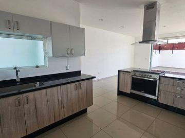 HERMOSA CASA EN VENTA EN LA RIOJA, SANTA ANITA.