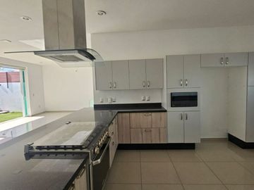 HERMOSA CASA EN VENTA EN LA RIOJA, SANTA ANITA.