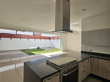 HERMOSA CASA EN VENTA EN LA RIOJA, SANTA ANITA.