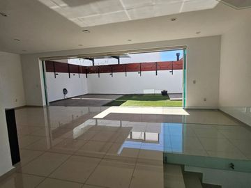 HERMOSA CASA EN VENTA EN LA RIOJA, SANTA ANITA.