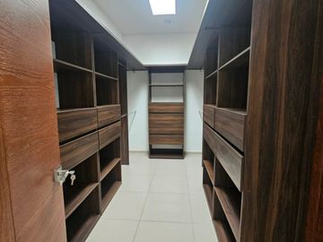 HERMOSA CASA EN VENTA EN LA RIOJA, SANTA ANITA.