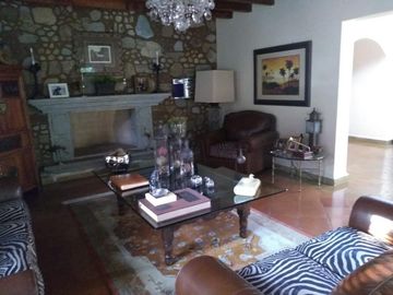 Residencia con acabados de lujo en encino americano y cantera | Amplios espacios, jardín y alberca privada